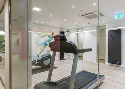 Moderner Fitnessraum mit Laufband im Wellnessbereich des Mercure Hotels Köln Belfortstraße