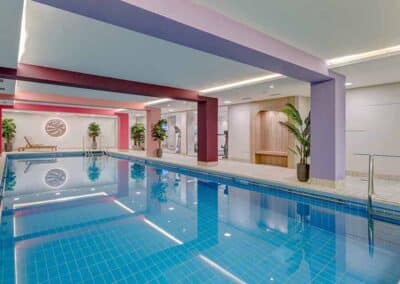 Innenpool mit Fitnessbereich und Umkleiden im Mercure Hotel Köln Belfortstraße