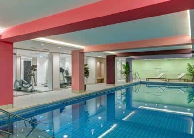Innenpool mit Fitnessbereich und Relaxliegen im Mercure Hotel Köln Belfortstraße
