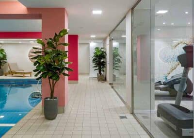 Innenpool mit Fitnessraum im Wellnessbereich des Mercure Hotels Köln Belfortstraße