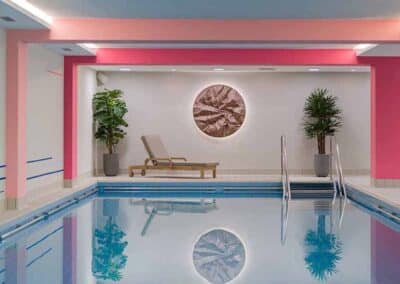 Innenpool mit Liegefläche und Pflanzen im Wellnessbereich des Mercure Hotels Köln Belfortstraße