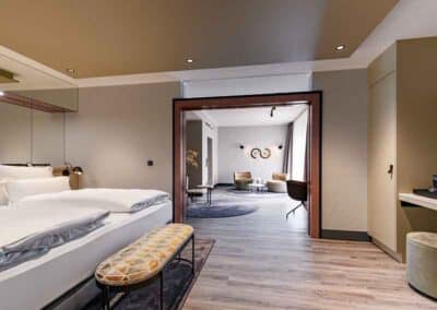 Mercure Dortmund Centrum Suite Blick Schlafzimmer auf Wohnzimmer