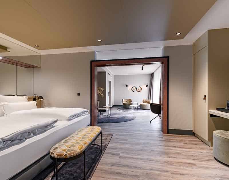 Mercure Dortmund Centrum Suite Blick Schlafzimmer auf Wohnzimmer