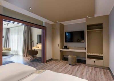 Mercure Dortmund Centrum Suite Schlafzimmer TV