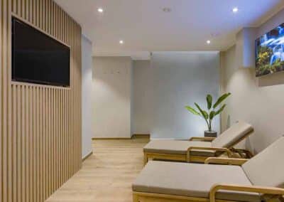 Moderner Ruheraum mit bequemen Liegen im Wellnessbereich des Mercure Hotels Köln