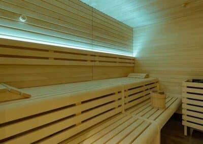 Sauna mit Holzverkleidung im Wellnessbereich des Mercure Hotels Köln Belfortstraße