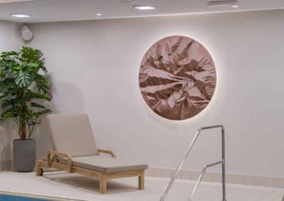 Wellness-Liege am Innenpool mit Wandkunst im Mercure Hotel Köln Belfortstraße