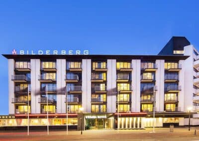 Das Bilderberg Europa Hotel in Scheveningen, Niederlande, mit modernem Gebäudedesign, großen Fenstern und beleuchtetem Schild.