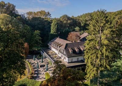 1.	Hotelansicht Bilderberg Hotel De Bovenste Molen in Venlo mit Terrasse und umgeben von Natur