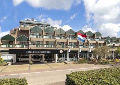 1.	Hotelansicht des Bilderberg Hotel De Keizerskroon in Apeldoorn mit der niederländischen Flagge und Außenbereich