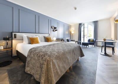 Luxuriöse Junior Suite im Bilderberg Kasteel Vaalsbroek, Hotel in Süd-Limburg, mit modernen Möbeln und eleganter Einrichtung.