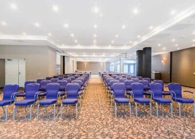 Konferenzraum Koning 1 im Bilderberg Hotel De Keizerskroon in Apeldoorn mit Tageslicht und professioneller Atmosphäre