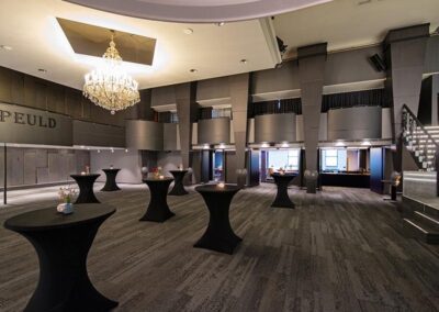 Theaterhalle im Bilderberg Hotel 't Speulderbos mit eleganter Einrichtung, Stehtischen und Kristalllüster für Veranstaltungen und Events
