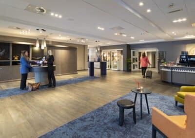 2.	Lobby im Bilderberg Hotel De Keizerskroon in Apeldoorn mit modernen Möbeln und einem Empfangstresen