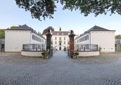 Blick auf das elegante Bilderberg Kasteel Vaalsbroek Hotel in Süd-Limburg, umgeben von grünen Landschaften und gepflegten Gärten.