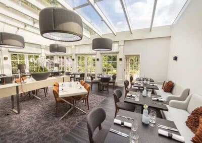 Das Restaurant Julia's Kitchen im Hotel De Bilderberg in Oosterbeek, modern und gemütlich mit eleganter Einrichtung und natürlichem Licht.