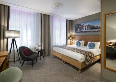 Ein Standardzimmer im Bilderberg Grand Hotel Wientjes in Zwolle, ausgestattet mit einem bequemen Bett und modernen Möbeln.