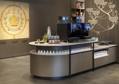 3.	Kaffee-Ecke im Bilderberg Hotel De Keizerskroon in Apeldoorn mit Kaffeemaschinen und gemütlichen Sitzplätzen