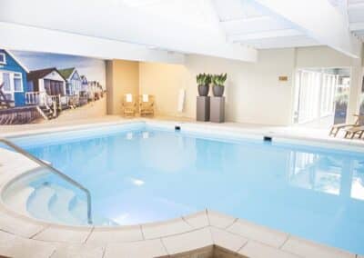 Schwimmbad im Hotel De Bilderberg in Oosterbeek, mit beruhigender Atmosphäre und hellen, modernen Einrichtungen.