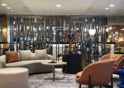 Der einladende Lounge-Bereich im Bilderberg Garden Hotel in Amsterdam, mit stilvollen Sitzgelegenheiten und sanfter Beleuchtung, die eine gemütliche Atmosphäre schafft.