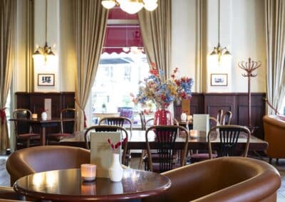 Das Grand Café im Bilderberg Grand Hotel Wientjes in Zwolle, mit gemütlichen Sitzplätzen und einer entspannten Atmosphäre.