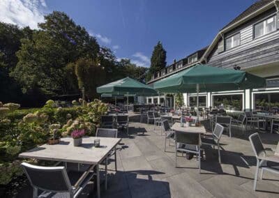 4.	Terrasse im Bilderberg Hotel De Bovenste Molen mit Außensitzplätzen und grüner Umgebung