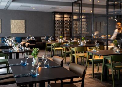 Restaurant im Bilderberg Hotel 't Speulderbos mit modernen Tischen und stilvollem Ambiente für Gäste