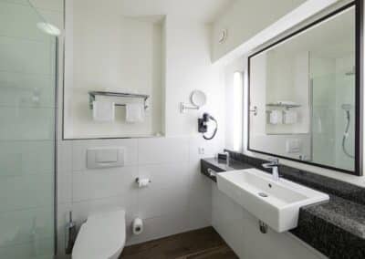 Modernes Badezimmer im Bilderberg Kasteel Vaalsbroek Hotel in Süd-Limburg, ausgestattet mit eleganter Dusche und stilvollem Design.