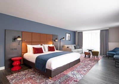 Luxuriöse Junior Suite im Hotel De Bilderberg in Oosterbeek, ausgestattet mit stilvollen Möbeln und einem eleganten Design.