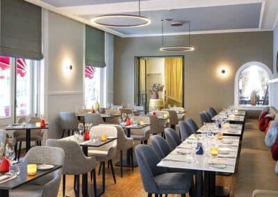 Das Restaurant W im Bilderberg Grand Hotel Wientjes in Zwolle, mit eleganten Tischen und stilvollem Ambiente.