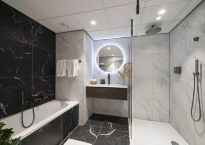 5.	Badezimmer im Superior Zimmer des Bilderberg Hotel De Keizerskroon in Apeldoorn mit eleganter Ausstattung