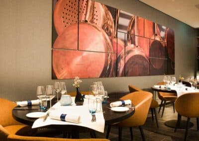 6.	Restaurant Kingstreet im Bilderberg Hotel De Keizerskroon in Apeldoorn mit modernen Tischen und elegantem Ambiente