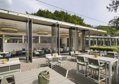 Terrasse des Grand Cafés im Bilderberg Hotel 't Speulderbos mit gemütlichen Tischen und schöner Außensicht