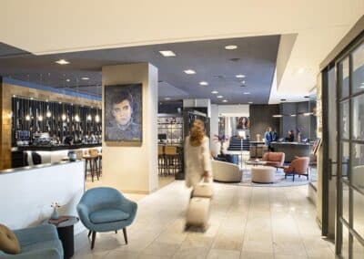 Die geräumige und moderne Lobby des Bilderberg Garden Hotels in Amsterdam, mit stilvollen Sitzmöglichkeiten und eleganter Beleuchtung.