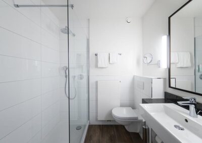 Badezimmer im Deluxe Twin Room des Bilderberg Hotel 't Speulderbos mit modernen Sanitäranlagen und eleganter Gestaltung