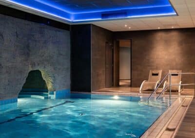 Innenpool im Bilderberg Kasteel Vaalsbroek Hotel in Süd-Limburg, umgeben von entspannender Atmosphäre und moderner Einrichtung.