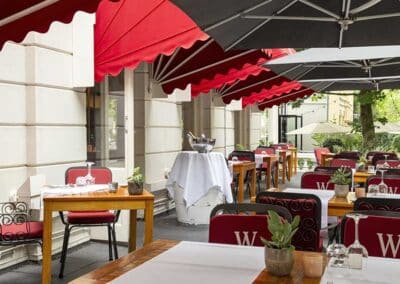 Die Terrasse des Bilderberg Grand Hotels Wientjes in Zwolle, mit Tischen und Stühlen, ideal für den Außenbereich.