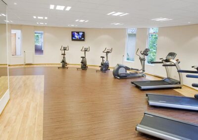 Fitnessraum im Bilderberg Hotel 't Speulderbos mit modernen Trainingsgeräten und ausreichend Platz zum Trainieren