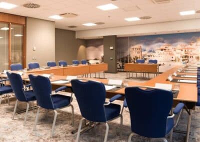 Ein Konferenzraum namens Marbella im Bilderberg Europa Hotel, mit Tischen, Stühlen und einer professionellen Ausstattung für Meetings.