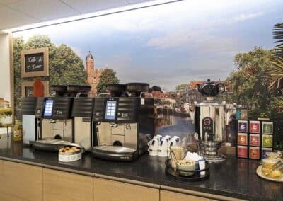 Kaffeekorner im Bilderberg Grand Hotel Wientjes in Zwolle – mit hochwertiger Kaffeemaschine und Snacks für eine schnelle Auszeit.