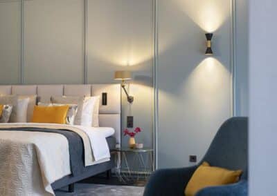 Juniorsuite im Bilderberg Hotel De Keizerskroon in Apeldoorn mit modernem Interieur und gemütlichem Sitzbereich