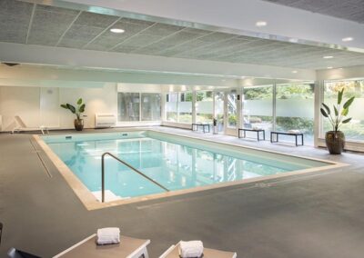 Schwimmbad im Bilderberg Hotel 't Speulderbos mit natürlichem Licht und stilvollem Ambiente zum Entspannen