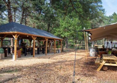 Die idyllische Außenterrasse des Bilderberg Residence Groot Heideborgh Hotels, geeignet für Veranstaltungen und Meetings im Freien, umgeben von grünen Wäldern und einer ruhigen Umgebung.