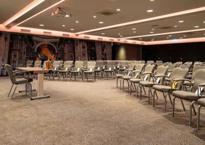 Moderne Tagungsräume im Hotel De Bilderberg in Oosterbeek, ausgestattet mit bequemen Stuhlreihen und einem zentralen Tisch, ideal für Konferenzen und Veranstaltungen.