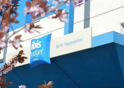 ibis Budget Hotel Berlin Hoppegarten - Aussenansicht Schild über Eingang