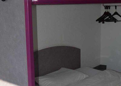 ibis Budget Hotel Berlin Hoppegarten - Kleideraufbewahrung und Bett im Zimmer