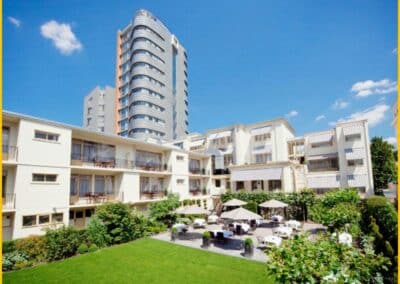 Bilderberg Parkhotel Rotterdam Blick auf das Hotel und den Innenhof. Das stilvolle Hotelgebäude ist umgeben von Grünflächen und gepflegten Gärten, ideal für einen entspannten Aufenthalt.