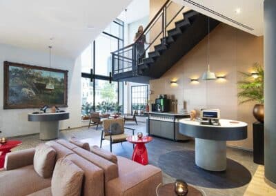 Die Willkommens-Lounge im Bilderberg Parkhotel Rotterdam bietet eine einladende und entspannte Atmosphäre für Gäste, die ihren Aufenthalt beginnen.