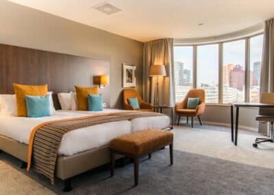 Luxuriöses Deluxe-Zimmer im Bilderberg Parkhotel Rotterdam mit modernem Design, komfortablem Bett, stilvollen Möbeln und einem großartigen Blick auf die Stadt.