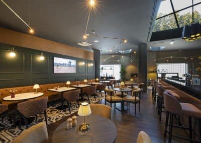 Bilderberg Parkhotel Rotterdam Bistro Bar mit gemütlicher Atmosphäre, stilvoller Einrichtung und einer breiten Auswahl an Getränken und Speisen für die Gäste.
